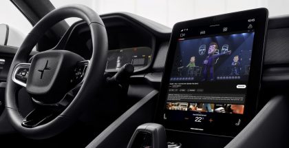 YouTube-sovellus tulee saataville Android Automotive -käyttöjärjestelmässä. Kuvassa Polestar 2:ssa.
