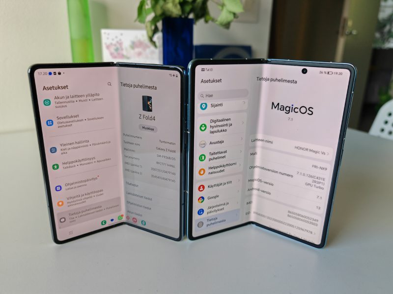 Samsung Galaxy Z Fol4 (kuvassa oikealla) on Honor Magic Vs:n kovin haastaja.