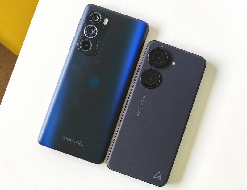 Kuvassa Asus Zenfone 10 ja vasemmalla vertailun vuoksi Motorola Edge 30 Pro. 