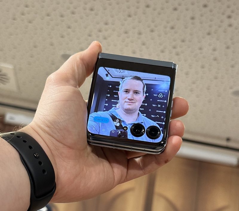 Kannen kameroilla voi taittuvanäyttöisissä simpukkapuhelimissa, kuten kuvan Razr 40 Ultrassa, kuvata selfieitä.