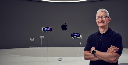 Applen toimitusjohtaja Tim Cook taustallaan Vision Pro -laitteita.