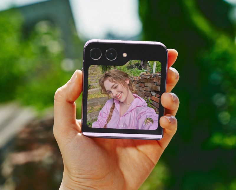 Kookas kansinäyttö yhdessä kannen kameroiden kanssa mahdollistaa helpon ja korkealaatuisen selfie-kuvaamisen Galaxy Z Flip5:llä.