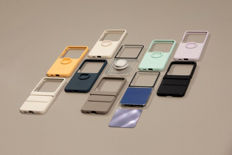 Samsung tarjoaa lisävarusteena Galaxy Z Flip5:lle erilaisia suojakuoria.