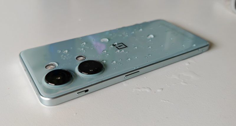 OnePlus Nord 3 on IP54-luokiuksen mukaisesti roiskevedenkestävä mallistonsa ensimmäisenä älypuhelimena.