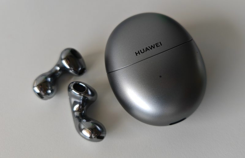 Huawei FreeBuds 5 on pätevä vaihtoehto avoimen rakenteen täyslangattomiksi nappikuulokkeiksi.