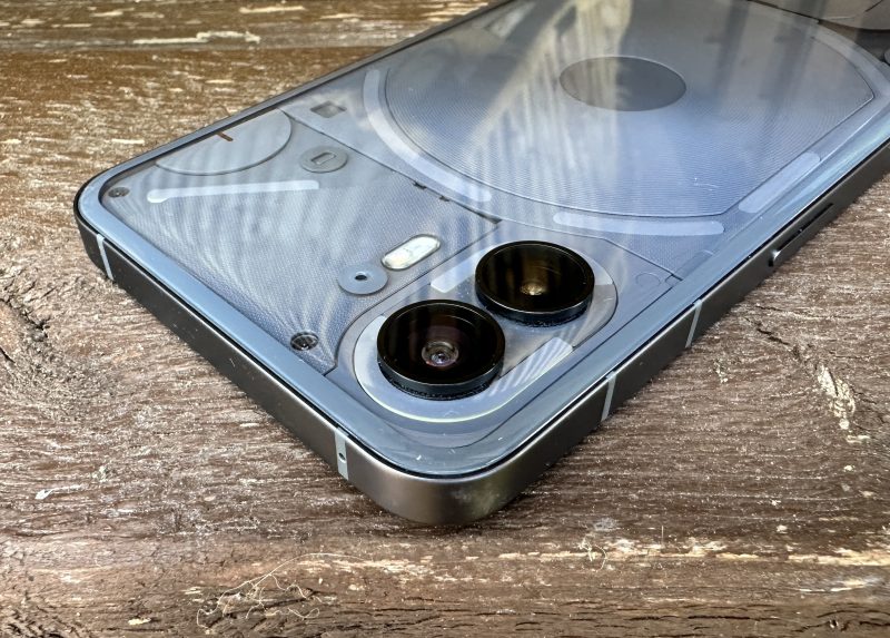 Nothing Phone (2):ssa on kaksi takakameraa - molemmat tarkkuudeltaan 50 megapikseliä.