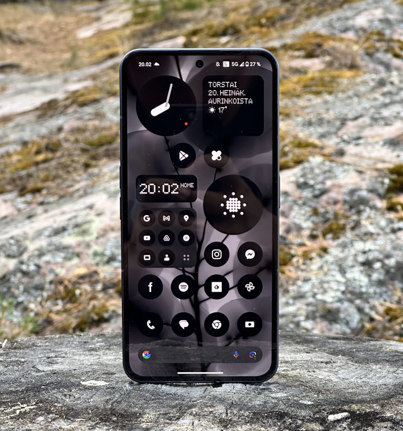 Nothing Phone (2):ssa on 6,7 tuuman tasainen AMOLED-näyttö.