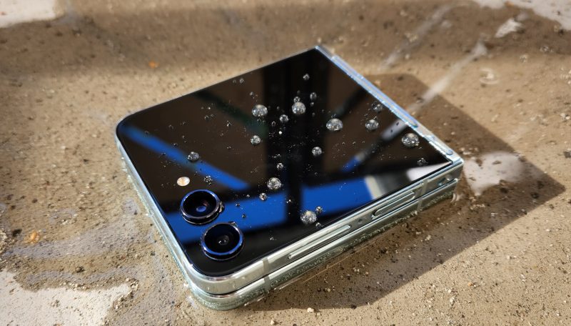 IPX8-luokituksen mukaisesti Galaxy Z Flip5 kestää vettä, mutta ei pölyä.