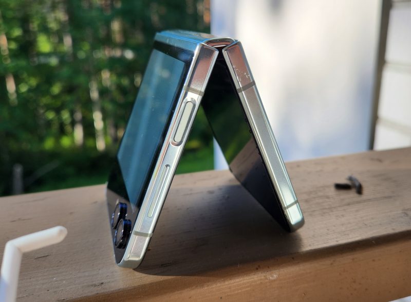 Kansinäyttö ja sarana - Galaxy Z Flip5:n merkittävimmät uudistukset yhdessä kuvassa.