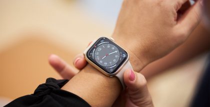 Syksyllä 2022 esitelty Apple Watch Series 8 kokeilussa Apple Storessa.
