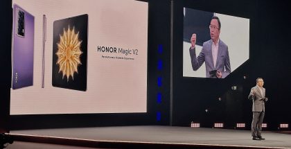 Honorin toimitusjohtaja George Zhao esitteli taittuvanäyttöisen Magic V2:n IFA-messuilla.
