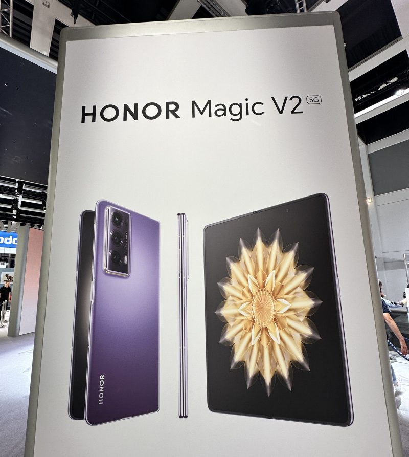 Honor Magic V2 oli yksi harvoja IFA-messujen älypuhelinuutuuksia.