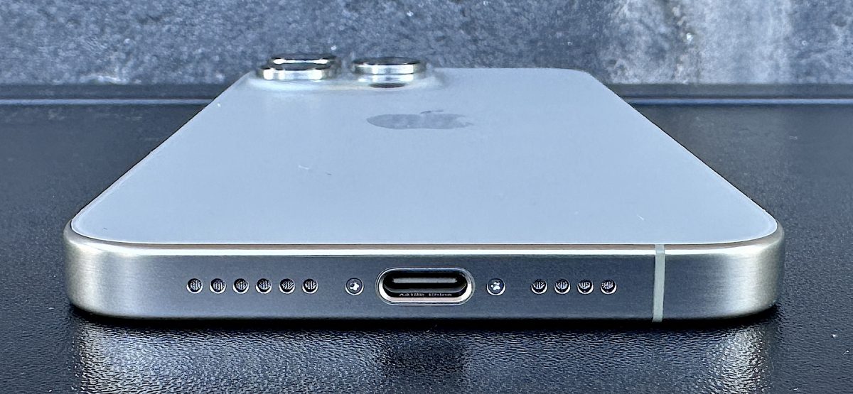 Kaikissa iPhone 15 -puhelimissa on nyt USB-C-liitäntä. Kuvassa iPhone 15 Pro Max.