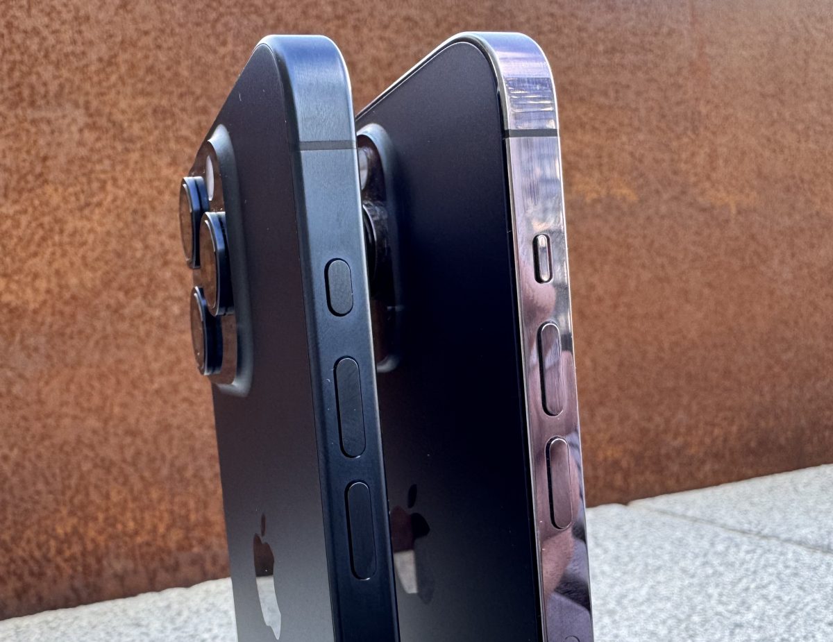 Vasemmalla iPhone 15 Pro titaanirungolla, oikealla iPhone 14 Pro kiiltävällä teräsrungolla.