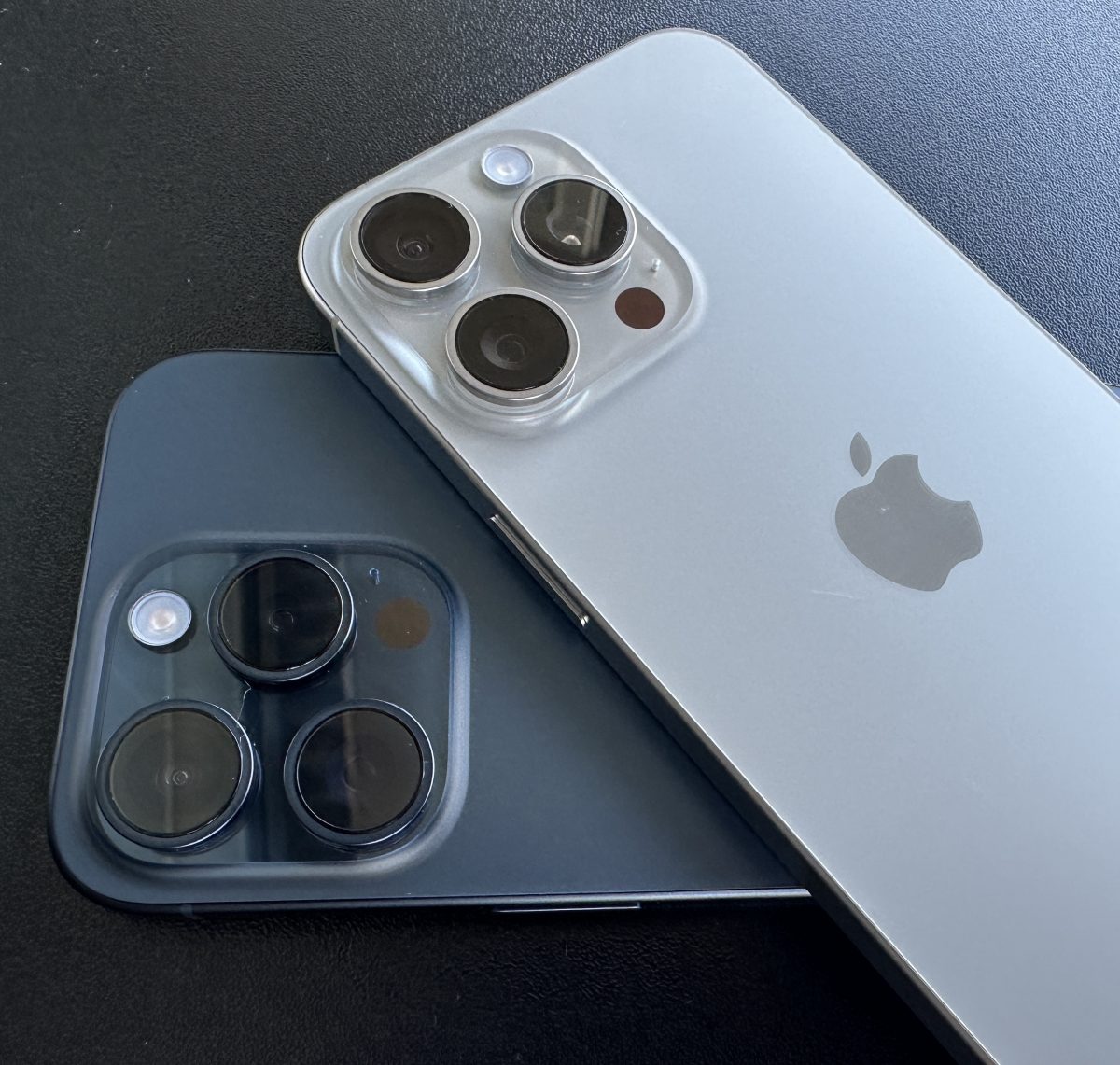 Vain iPhone 15 Pro Maxissa on 5x optisen zoomin telekamera. Kameran erilainen rakenne näkyy myös ulospäin linssin sisällä.