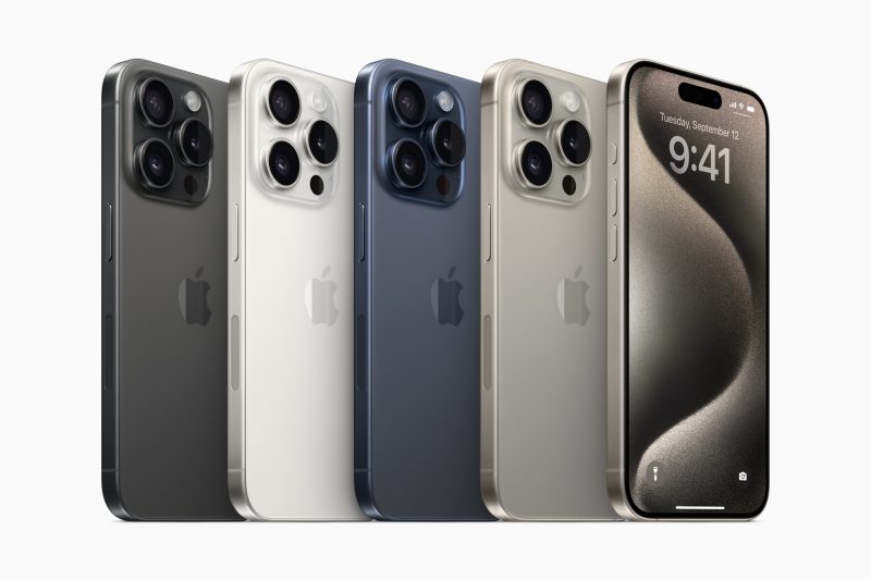 iPhone 15 Pro eri väreissä.