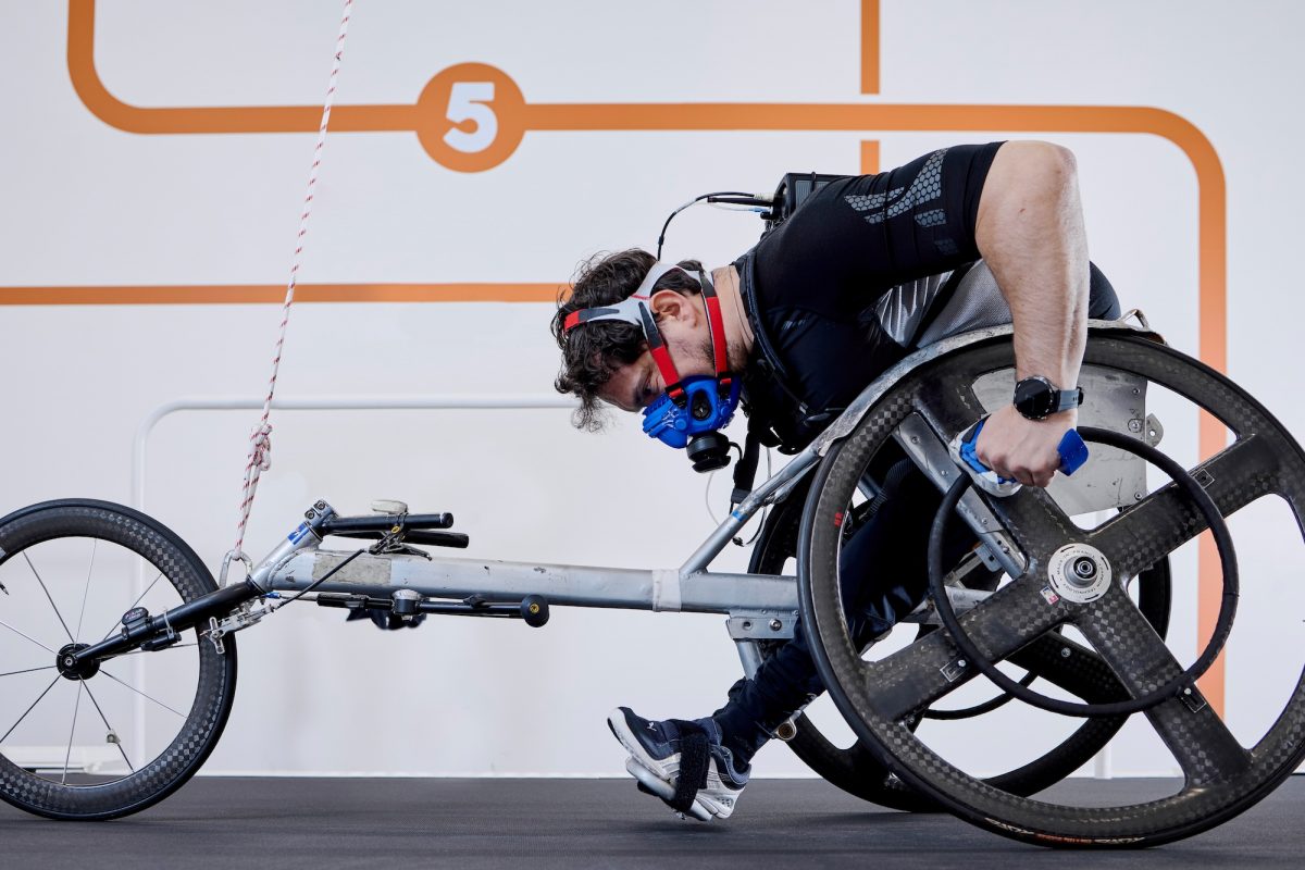 Monitoimijuoksumatolla voidaan suorittaa testejä myös pyörätuolin kanssa.