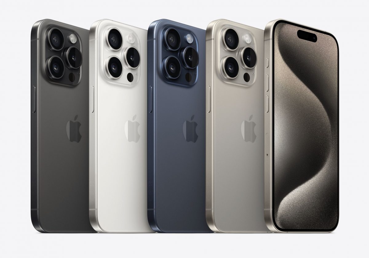 iPhone 15 Pron ja iPhone 15 Pro Maxin eri värivaihtoehdot.