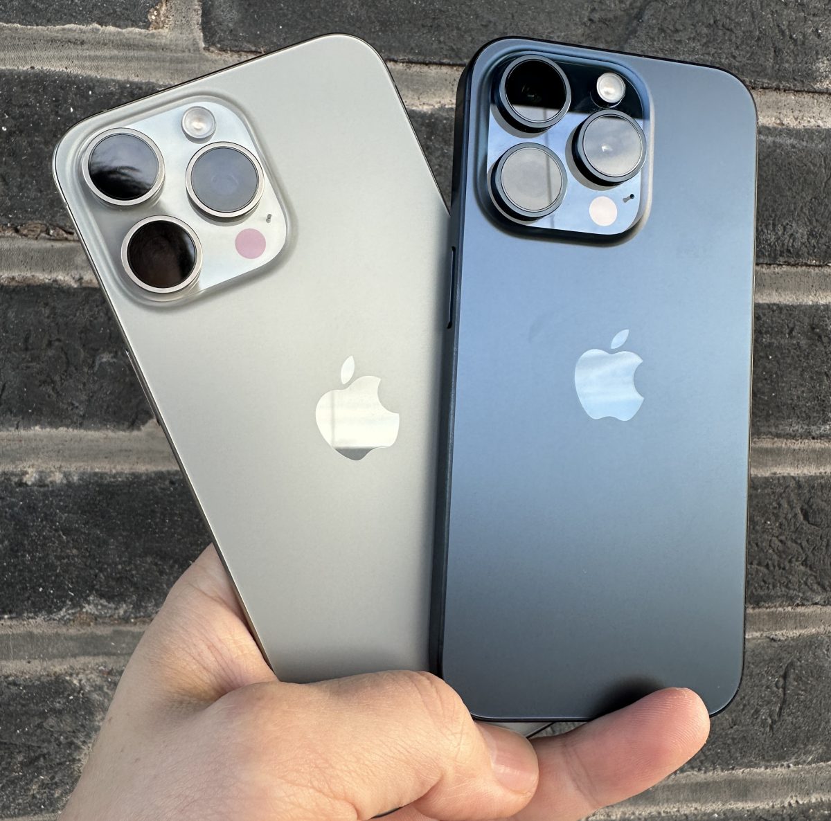 iPhone 15 Pro Maxissa ja iPhone 15 Prossa on nyt titaanirunko. Takapinta on kuitenkin yhä lasia.