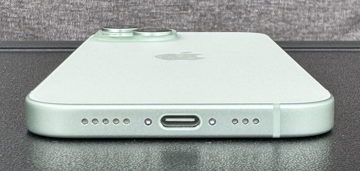 iPhone 15 -puhelimissa on USB-C-liitäntä.