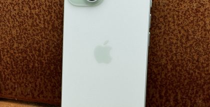 Syksyllä 2023 esitelty iPhone 15 myi edelleen vahvasti ja oli yksi vuoden 2025 myydyimpiä puhelimia Suomessa.