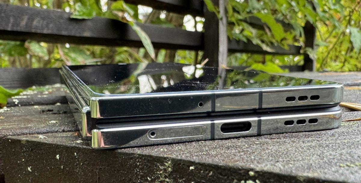OnePlus Openin pohjasta löytyvät USB-C-liitäntä, SIM-korttikelkka sekä kaiutin- ja mikrofoniaukot.