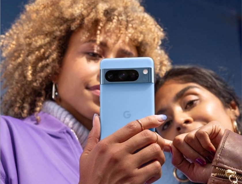 Google tarjoaa monia edistyneitä kameraominaisuuksia yhä Pixel 8 -puhelimissa. Kuvassa Pixel 8 Pro.