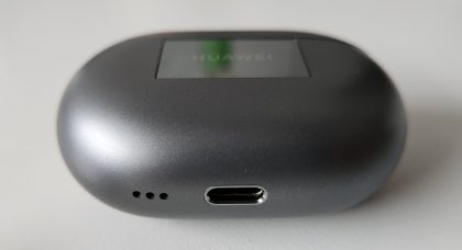 Latauskotelossa on 510 milliampeeritunnin akku, ja lataaminen hoituu joko USB-C-liitännän kautta tai langattomasti.