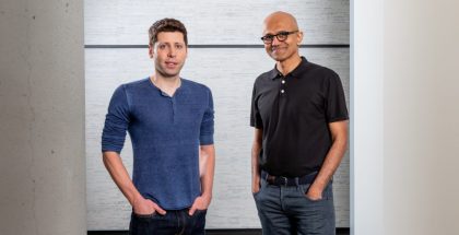 OpenAI:n toimitusjohtajan paikalta erotettu ja johtoon takaisin palaava Sam Altman ja Microsoftin toimitusjohtaja Satya Nadella.