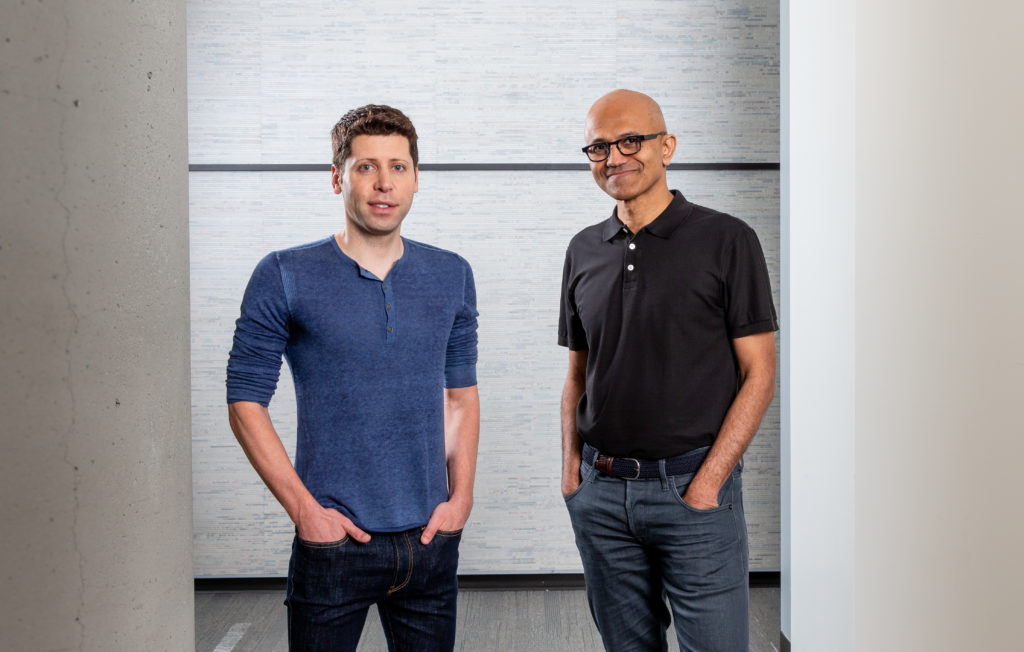 OpenAI:n toimitusjohtajan paikalta erotettu Sam Altman ja Microsoftin toimitusjohtaja Satya Nadella.