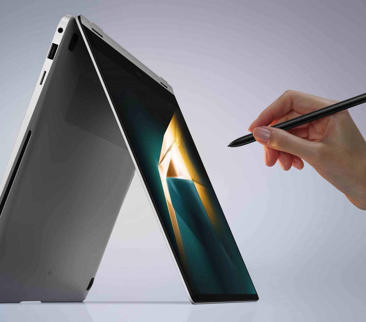 Galaxy Book4 Pro 360 tukee S Pen -kynää, joka toimitetaan mukana myyntipakkauksessa.