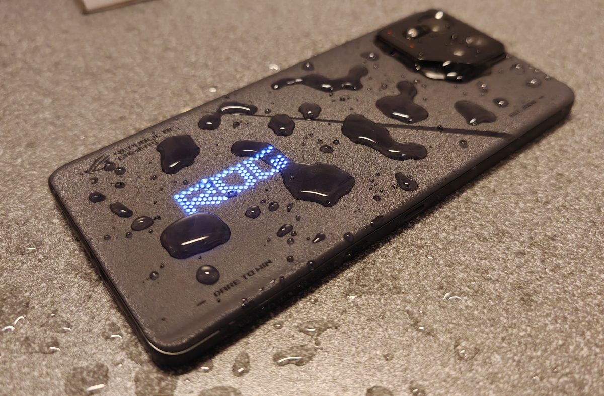Asus ROG Phone 8 Pro on myös pöly- ja vesitiivis IP68-luokituksen mukaisesti.