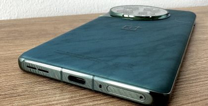 USB-C-liitäntä löytyy jatkossa kaikista puhelimista. Kuvassa OnePlus 12.