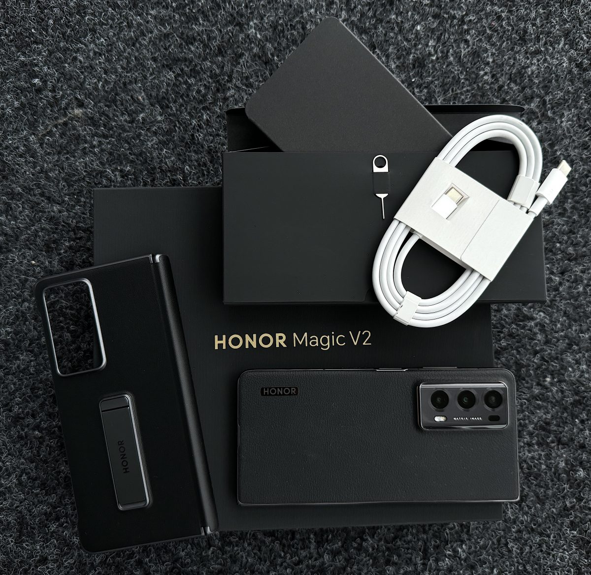 Honor Magic V2:n myyntipakkauksen sisältö.