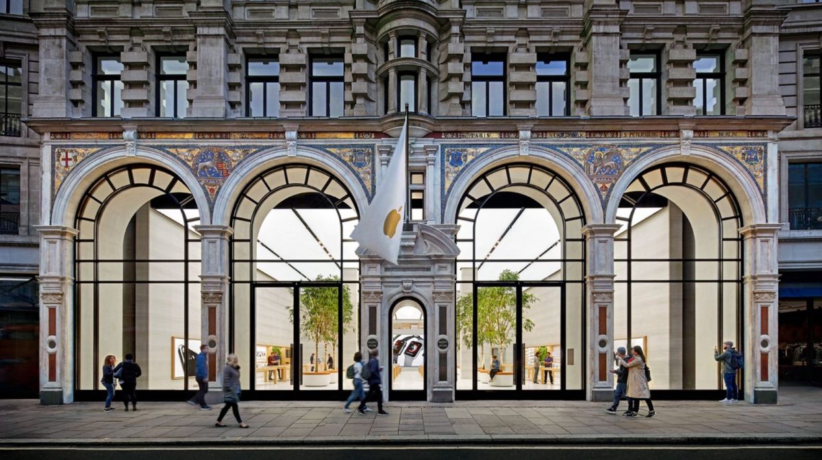 Regent Streetin Apple Store Lontoossa.