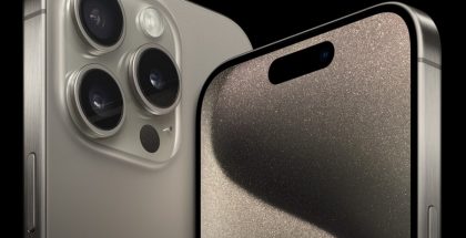 Kuvassa iPhone 15 Pro, jossa on vielä 12 megapikselin ultralaajakulmakamera takana ja 12 megapikselin etukamera.