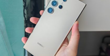 Samsung Galaxy S24 Ultra on edeltäjäänsä kulmikkaampi näytön ollessa tasainen.