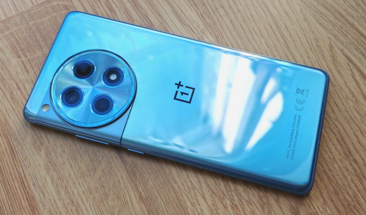 Muotoilu ja tyyli muistuttavat OnePlus 12 -älypuhelinta.