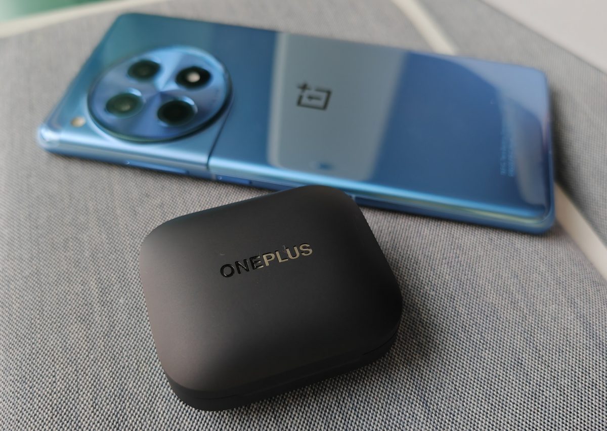 OnePlus Buds 3 ei tue langatonta latausta, mikä on kuulokkeiden merkittävimpiä puutteita.