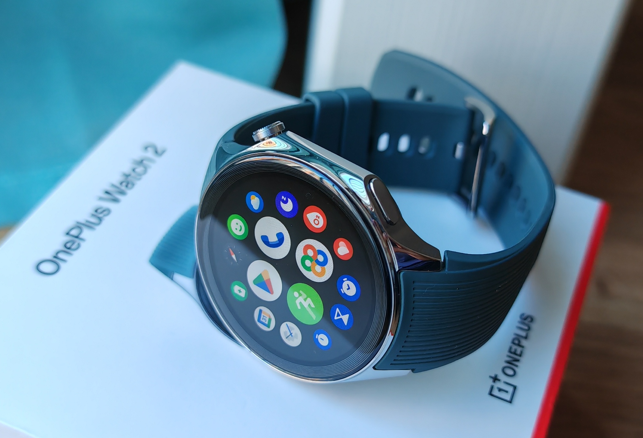 Arvostelussa OnePlus Watch 2 -älykello: Yhdistää onnistuneesti pitkän akunkeston ja monipuolisen Wear OS:n