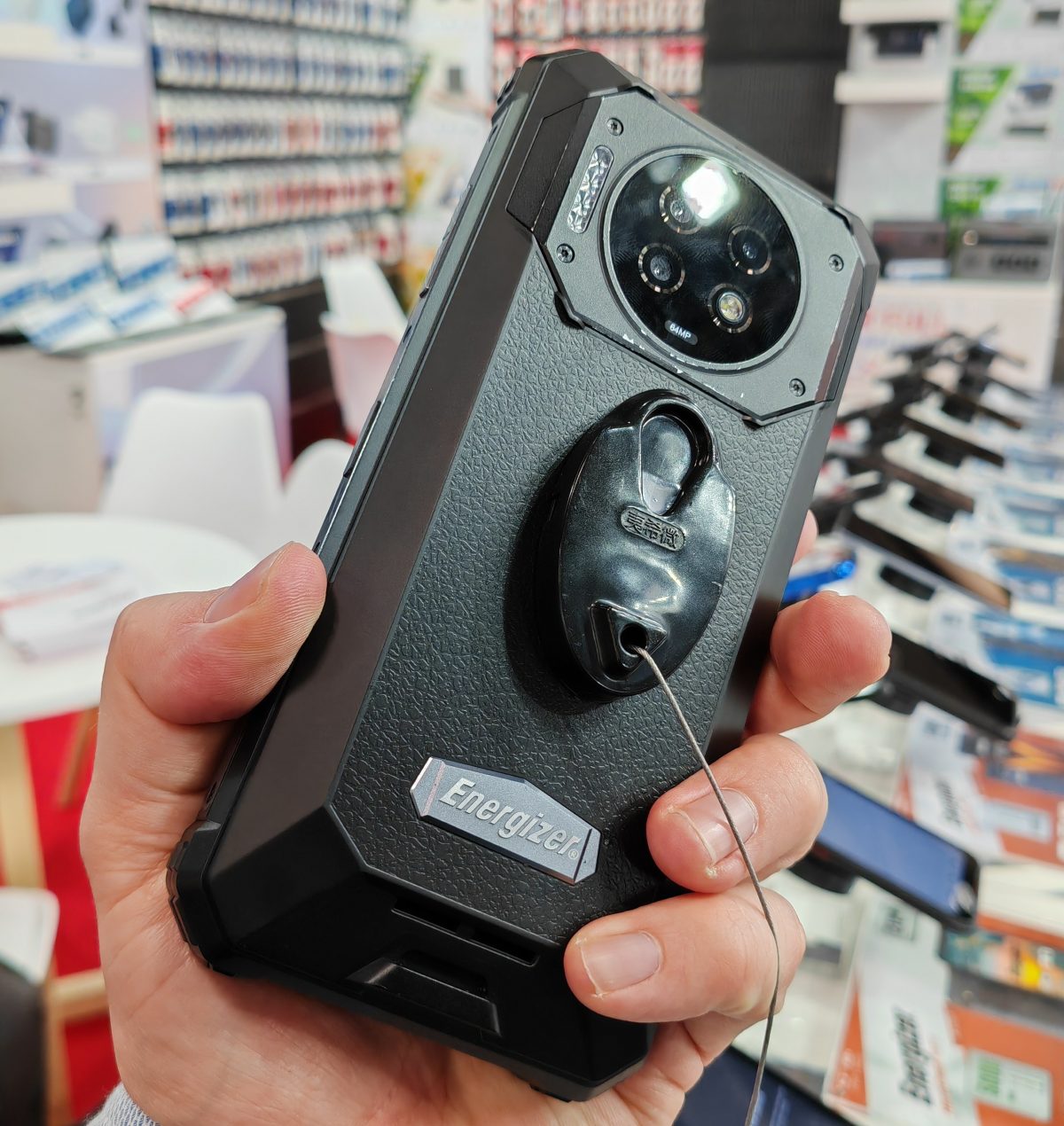 Energizer Hard Case P28K sisältää kolme takakameraa.