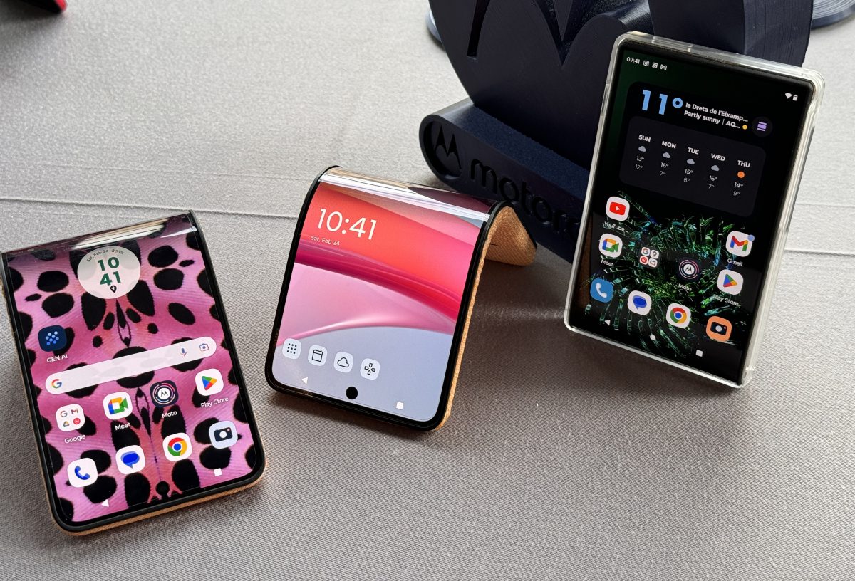 Motorolan adaptiivisen näytön konseptilaite kahdessa eri asennossa. Oikealla aiemmin esitelty rullautuvalla näytöllä varustettu konseptilaite.