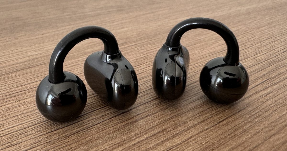 Huawei FreeClip -kuulokkeissa on poikkeuksellinen muotoilu. Itse kuulokkeet ovat viimeistelyltään hyvin kiiltävät.