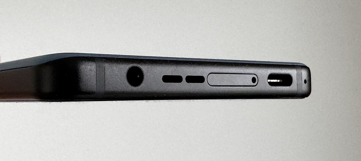 Zenfone 11 Ultran pohjassa on paljon kaikkea. USB-C-liitäntä ei poikkeuksellisesti löydy keskeltä, vaan vastakkaiselta laidalta 3,5 millimetrin kuulokeliitäntään nähden. Keskellä ovat kaiutin- ja mikrofoniaukot sekä SIM-korttikelkka. 
