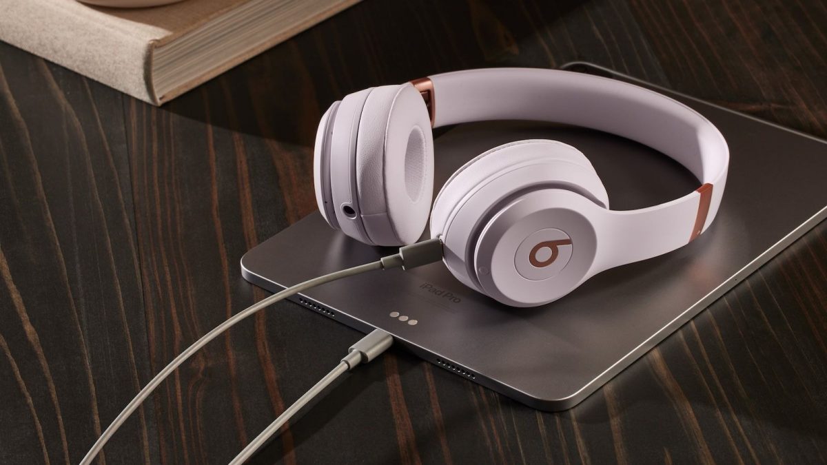 Beats Solo4 -kuulokkeita voidaan käyttää myös USB-C:llä tai 3,5 millimetrin liitännällä kytkettynä.