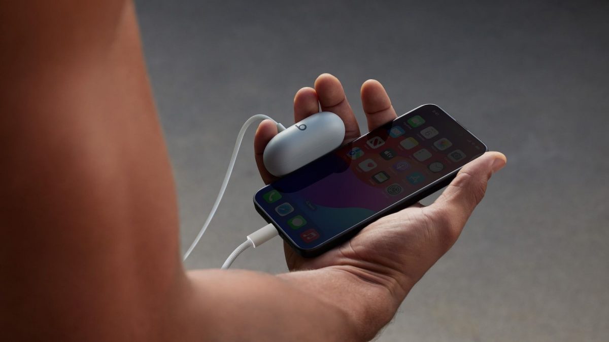 Beats Solo Buds -kuulokkeita voi ladata vaikkapa iPhone 15 -puhelimesta.