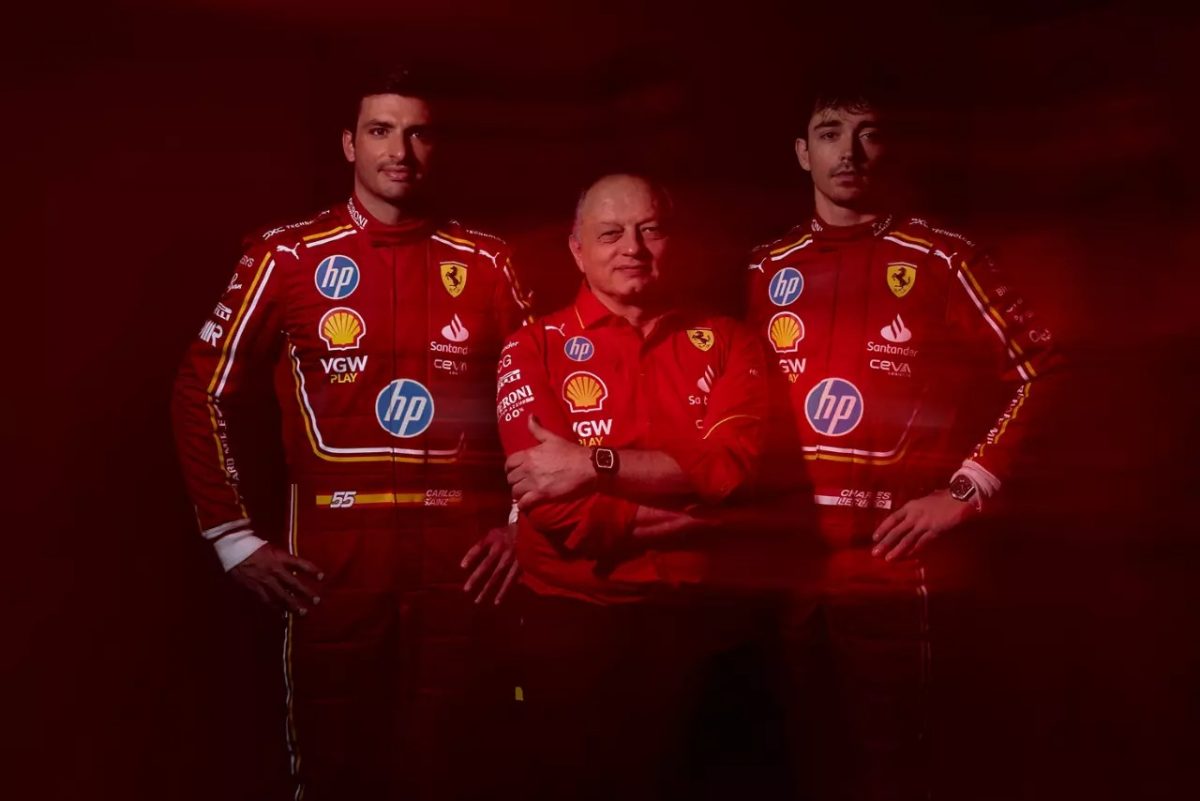 Ferrarin F1-tallin virallinen nimi on jatkossa Scuderia Ferrari HP. Kuvassa tallipäällikkö Fred Vasseur sekä vuoden 2024 Ferrari-kuljettajat Carlos Sainz sekä Charles Leclerc.