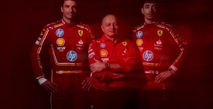 Ferrarin F1-tallin virallinen nimi on jatkossa Scuderia Ferrari HP. Kuvassa tallipäällikkö Fred Vasseur sekä vuoden 2024 Ferrari-kuljettajat Carlos Sainz sekä Charles Leclerc.