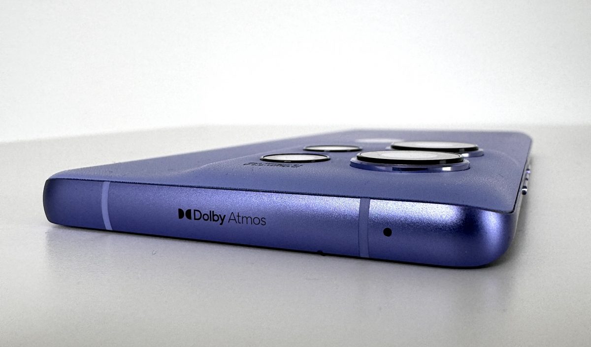 Edge 50 Pron Dolby Atmos -tuki mainitaan myös puhelimen yläreunassa.
