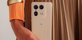 Motorola julkisti 999 euron lippulaivapuhelimensa Edge 50 Ultran – saataville myös puupintaisena versiona